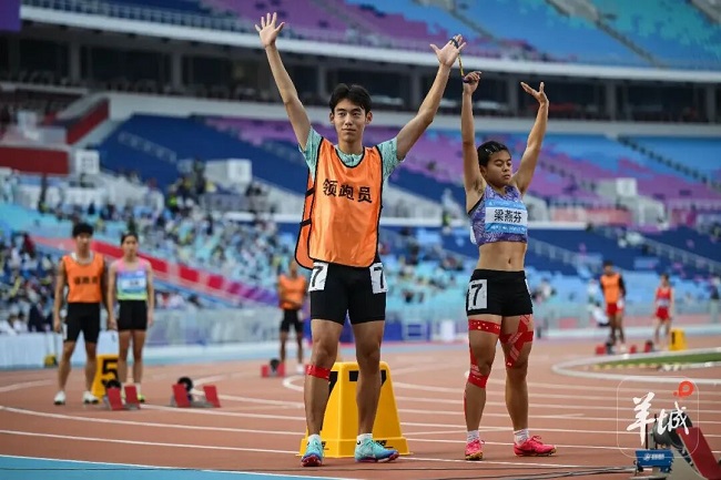 图为广东选手梁燕芬与领跑员田皓宇